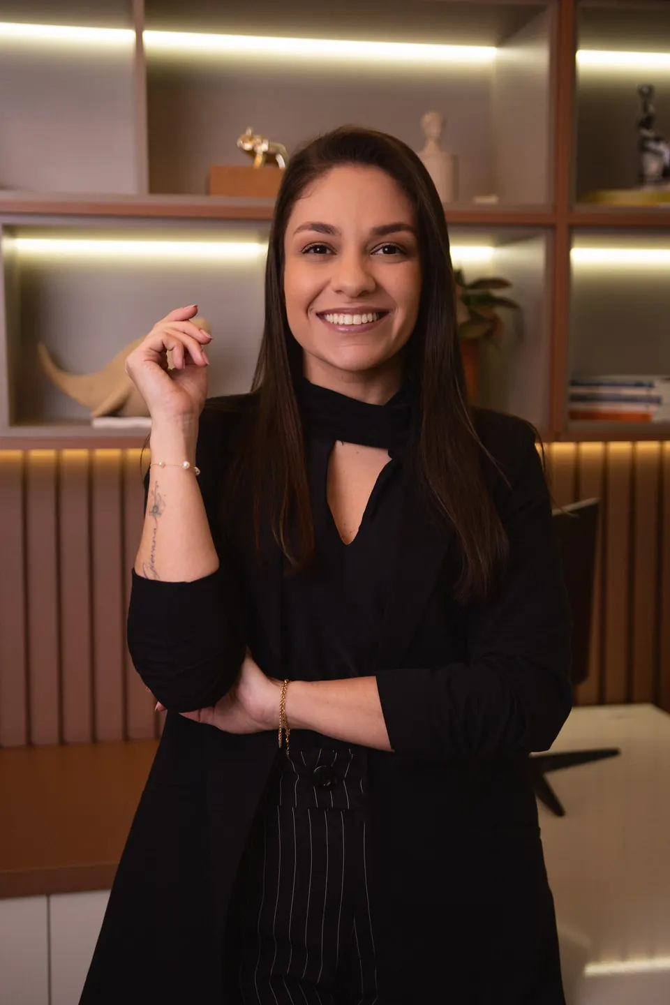 A especialista Thamires Marques sorrindo em seu escritório